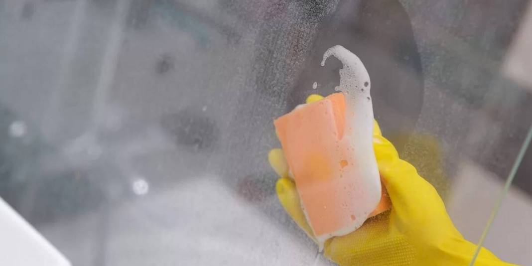 Sadece bir uygulama yetiyor! Duşakabin camında asla leke bırakmıyor: Bu yöntem çok konuşuluyor! 4